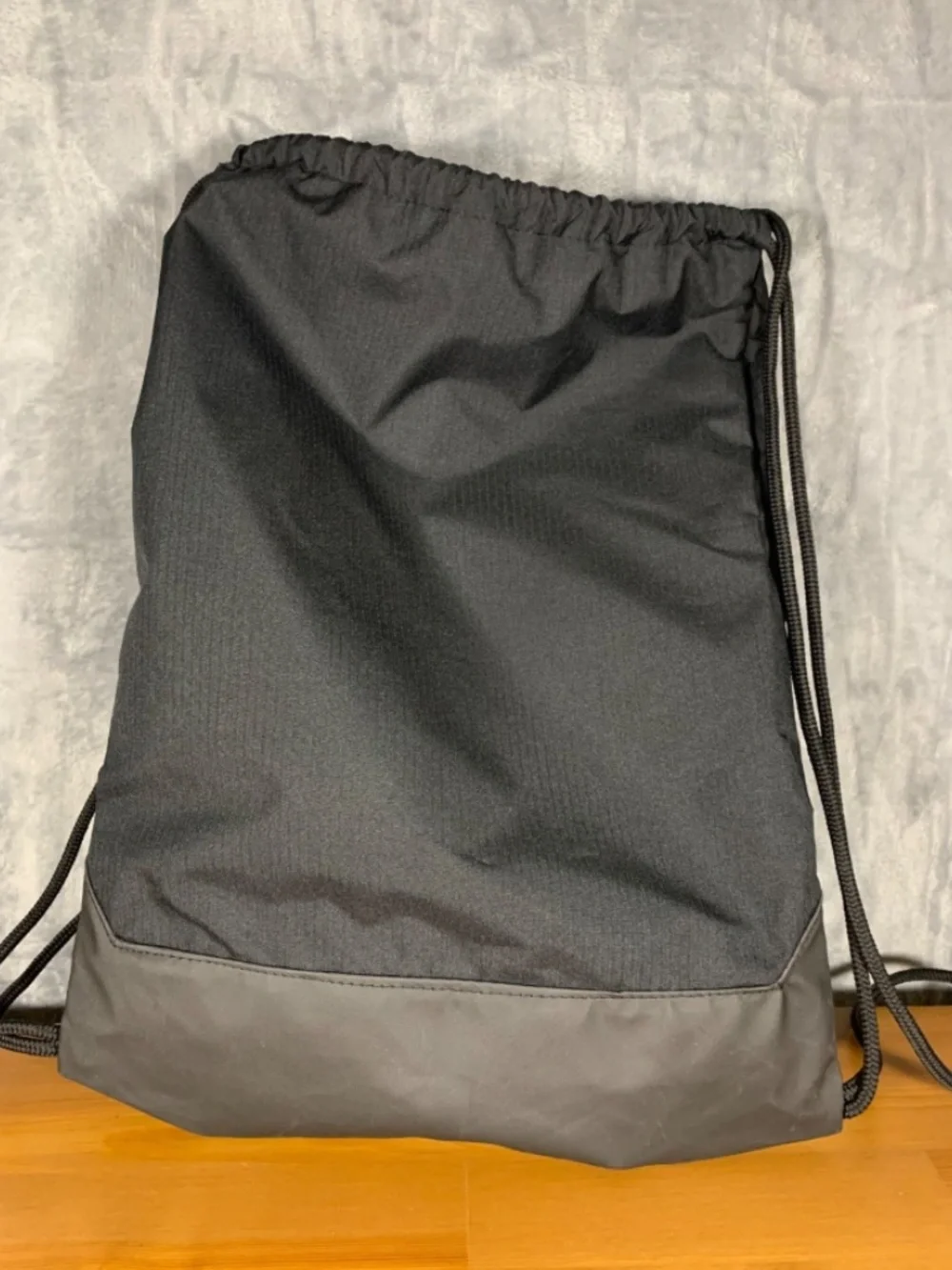 Minimalist, sleek, and highly functional Nike drawstring bag. Perfect for sports